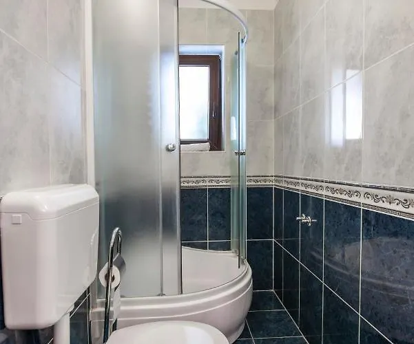 Vera Savic Πανσιόν