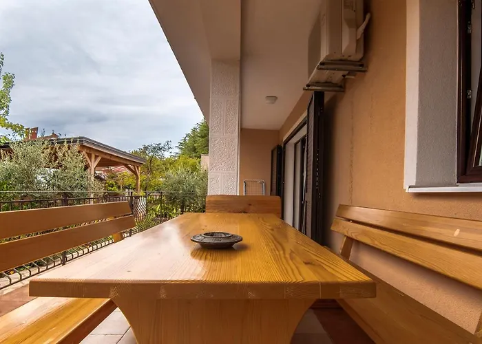 Vera Savic Πανσιόν