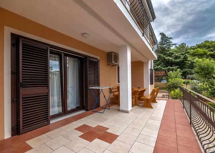 Vera Savic 3* פורץ